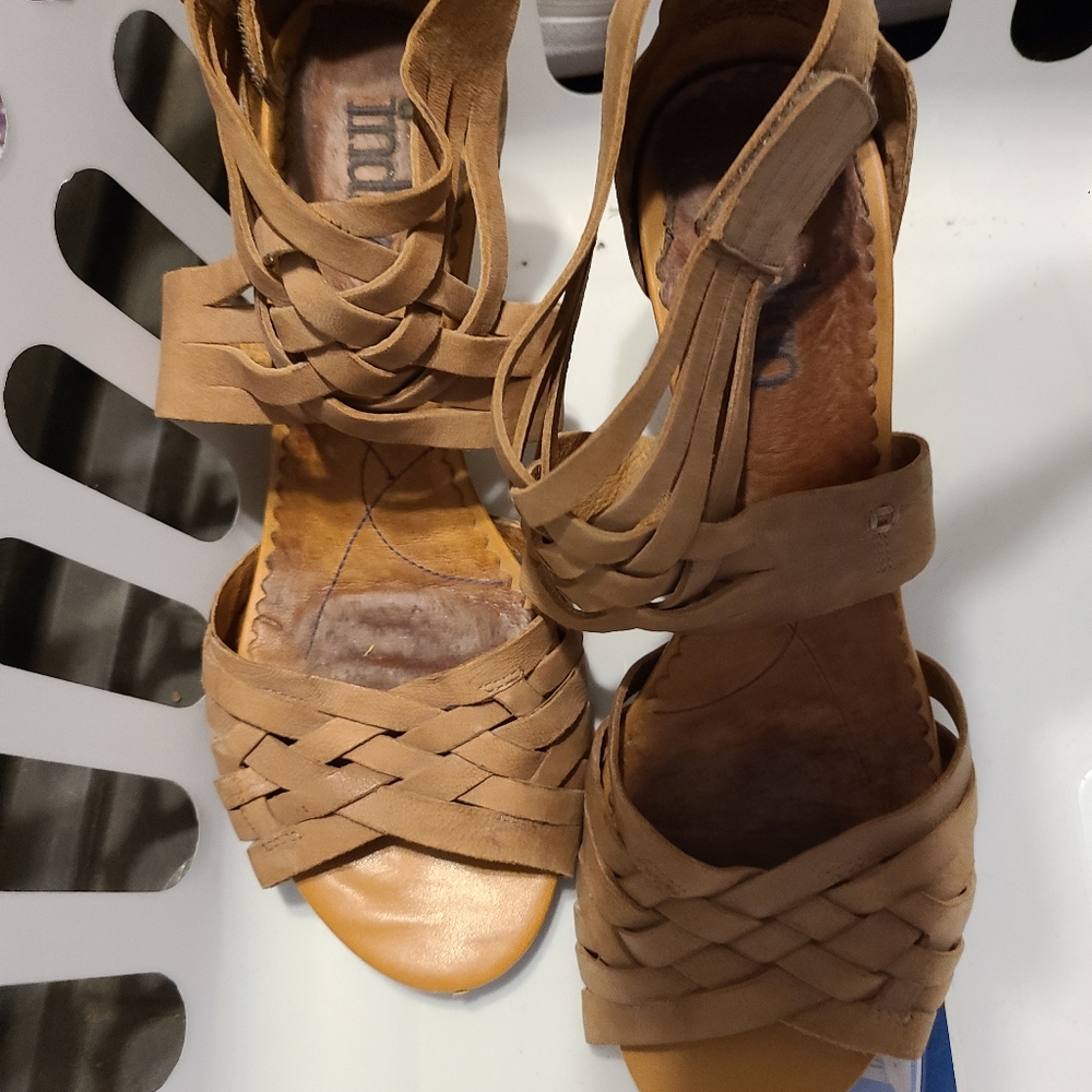 Indigo by Clark's tan espadrills size 9.5